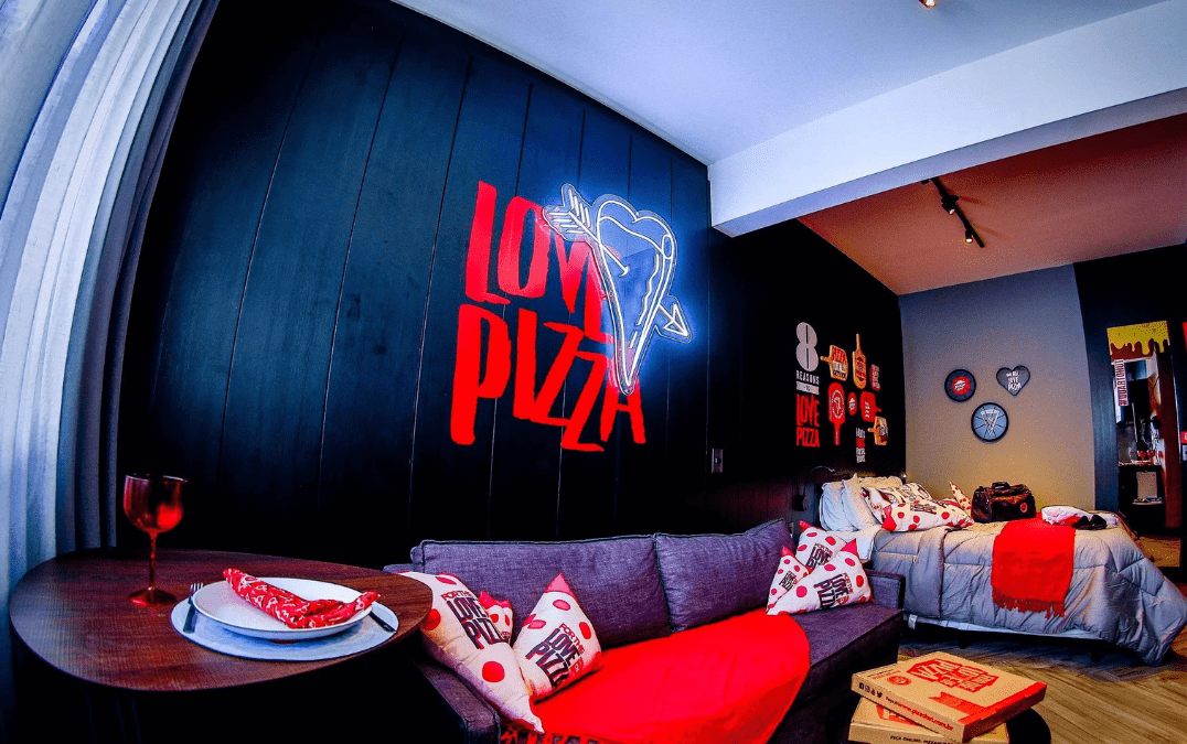 Housi cria quarto instagramável em  parceria com a Pizza Hut